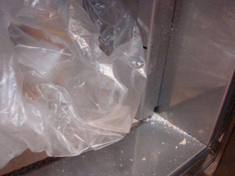 Vo výrobnej časti prevádzkarne sú príručné mraziace zariadenia s uloženými hlbokozmrazenými pekárskymi polotovarmi znečistené starými zvyškami potravín.  