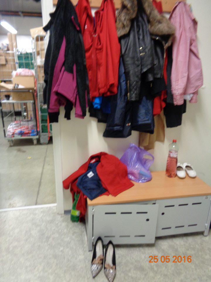 Osobné veci zamestnancov prevádzky neuložené v skrinkách na to určených.