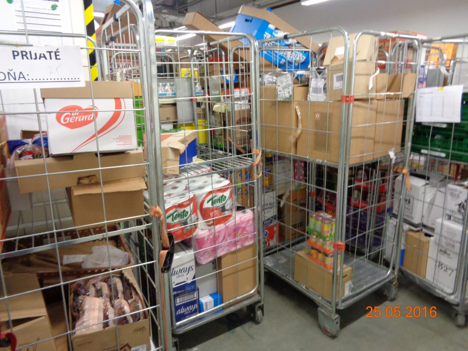V sklade prevádzkarne predimenzovanie množstva tovaru v prenosných klietkach, medzi ktorými nie je dostatočný priestor potrebný pre manipuláciu a kontrolu uchovávaného tovaru.