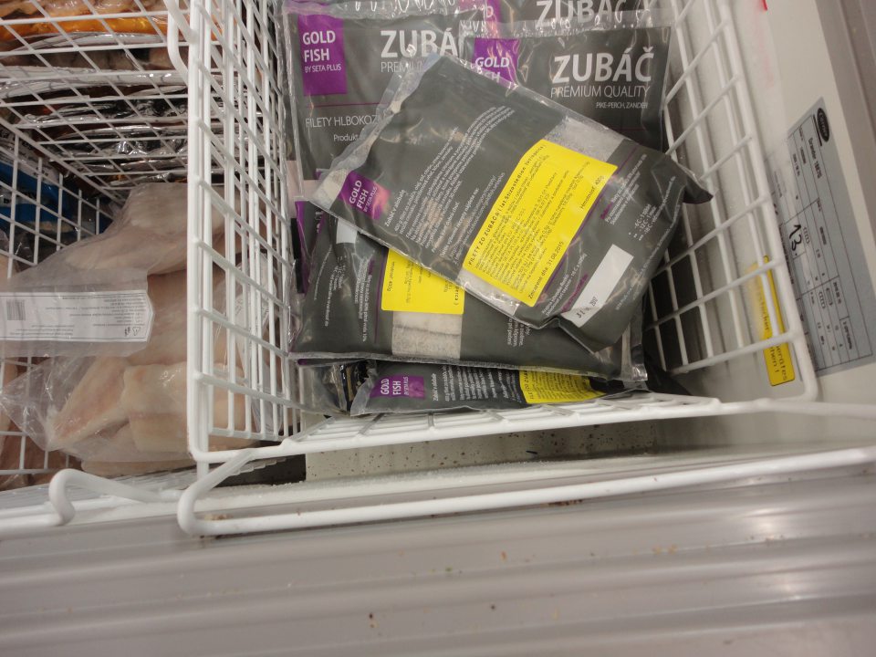 Na predajnej ploche dno mraziaceho zariadenia (mrazené rybacie výrobky) znečistené nečistotami a drobnými zvyškami potravín.