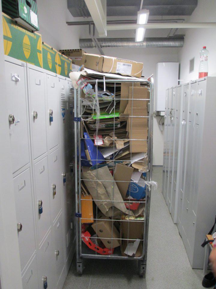 V prevádzke hromadenie nepotrebného obalového materiálu v ženskej šatni.