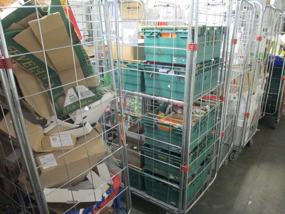 V prevádzke hromadenie nepotrebného obalového materiálu v skladovacom priestore spoločne  so skladovanými potravinami.