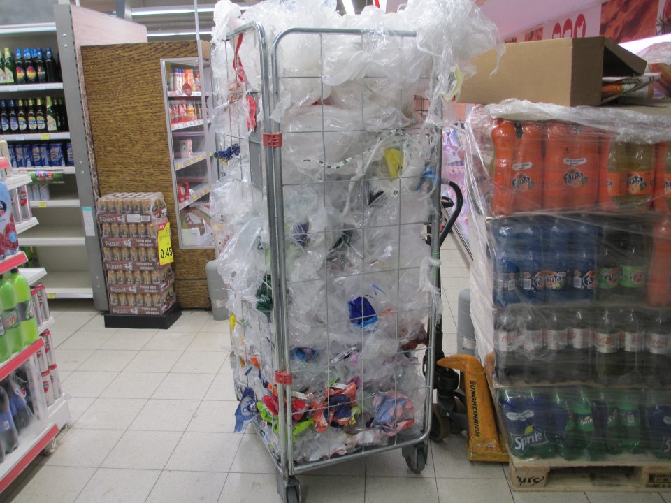 Hromadenie nepotrebného obalového materiálu pri vstupe zo skladu na predajnú plochu prevádzky.