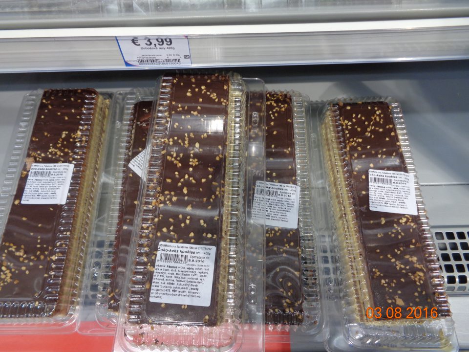 Na trh umiestňované cukrárenské výrobky s nedostatočne čitateľnými údajmi.