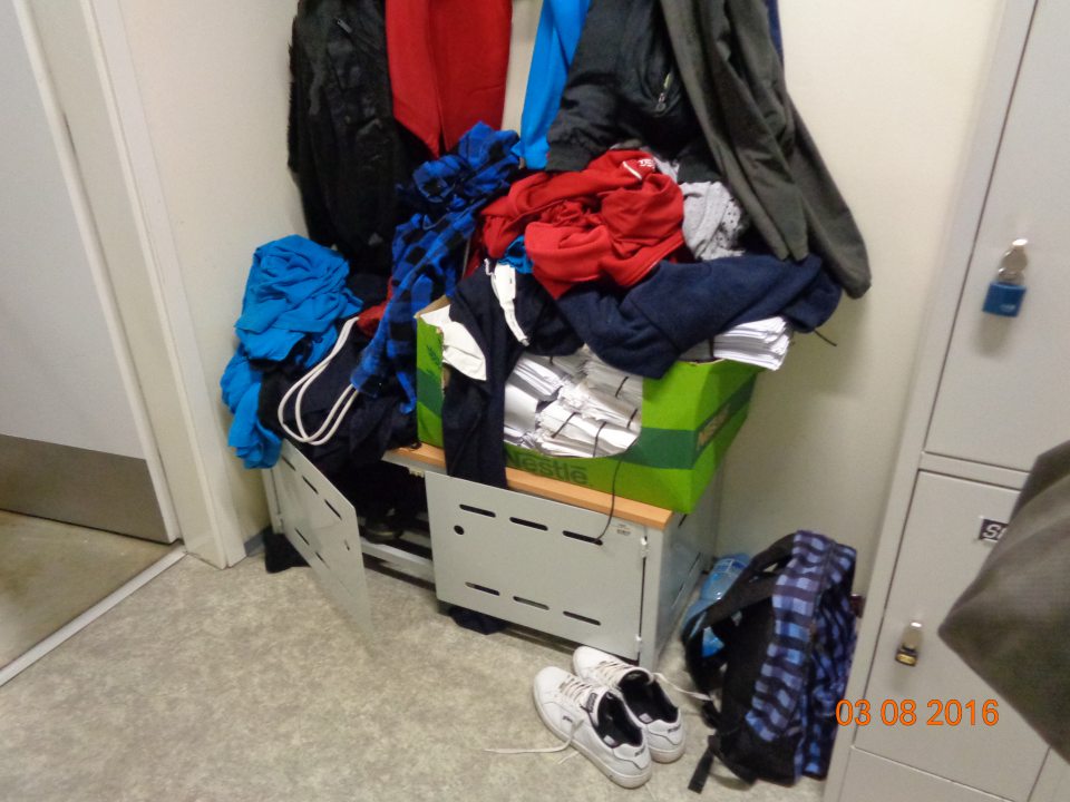 Osobné veci zamestnancov prevádzkarne neuložené v skrinkách na to určených.