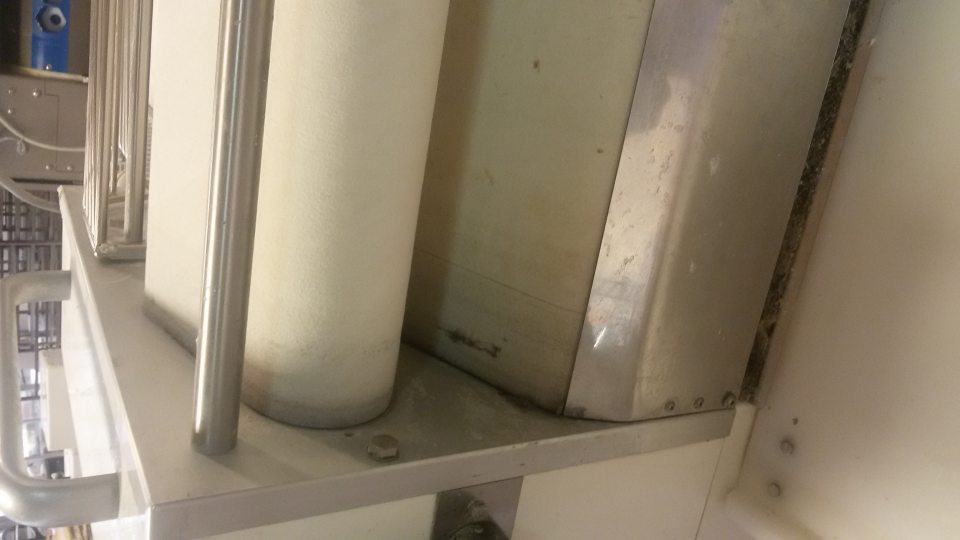 Zariadenie delička cesta v prevádzke znečistená prachom, zvyškami múky a cesta.