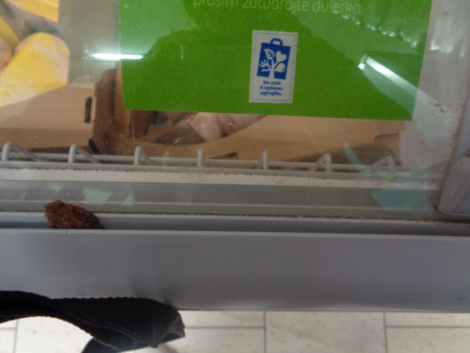 V prevádzke používanie chladiaceho zariadenia, ktoré je  znečistené prachom a drobnými nečistotami.