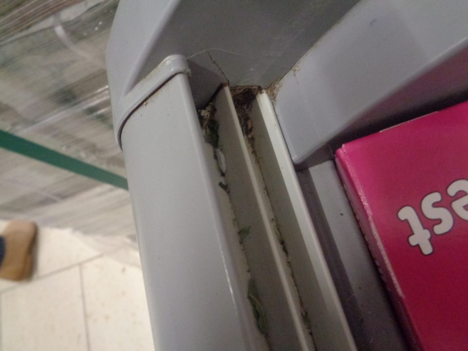 Vnútorná obvodová lišta a povrch vonkajšieho plastového krytu mraziaceho zariadenia v prevádzkarni je hrubo znečistený nánosmi zastaranej špiny a prachom.