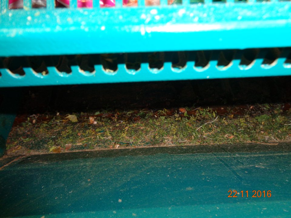 V prevádzke znečistené a skorodované kovové časti chladiaceho zariadenia.