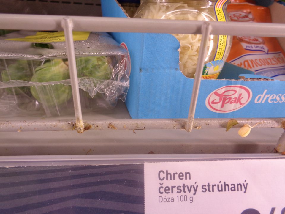 Na predajnej ploche znečistené chladiace zariadenie.