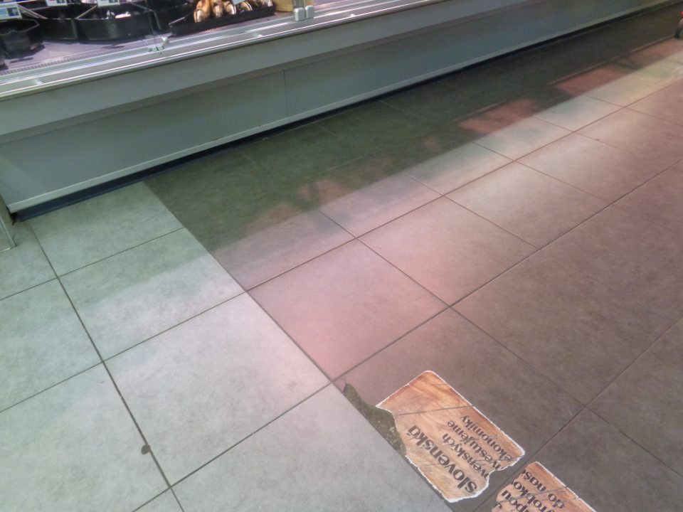 Na predajnej ploche poškodená podlaha.