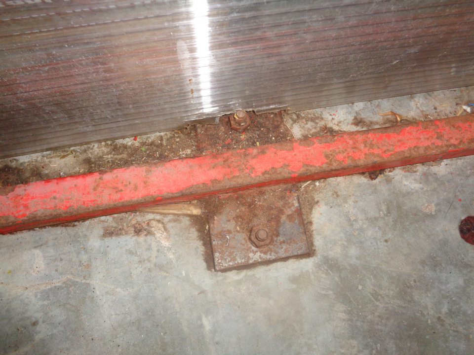 V centrálnom sklade prevádzky znečistená podlaha.