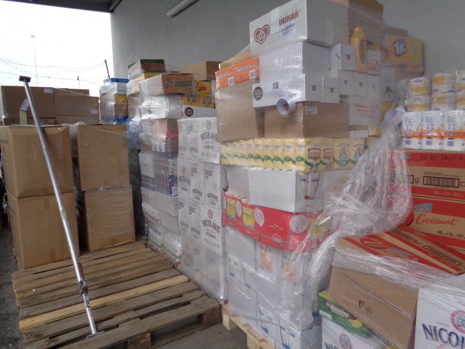 Potraviny dlhodobo skladované na príjmovej rampe, nechránené pred vonkajšími vplyvmi - dážď.