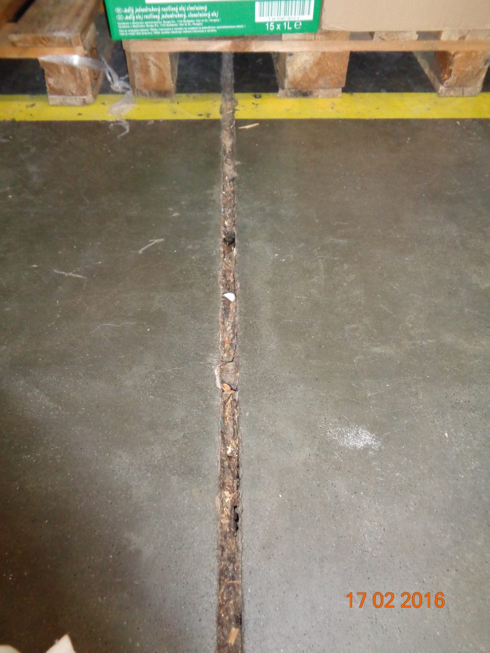 V suchom sklade na podlahe naprieč celým skladom zistená znečistená špára, čím podlaha nie je celistvá.