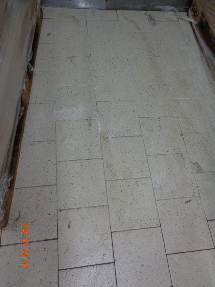 V prevádzke znečistená podlaha