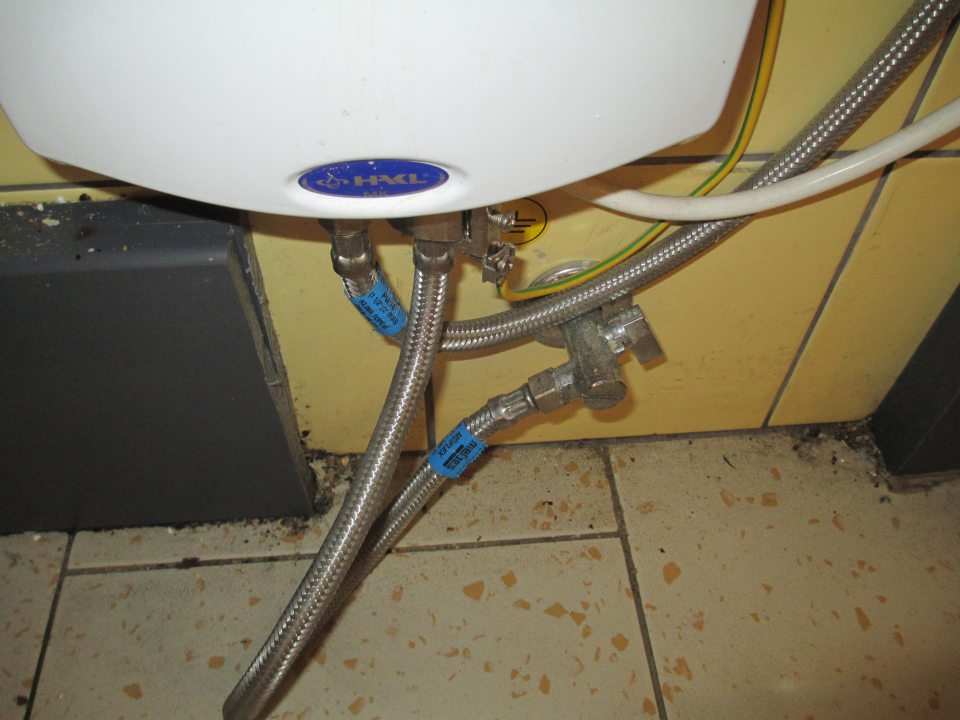 Znečistená podlaha pod umývadlom v priestore dopekania pekárskych výrobkov.