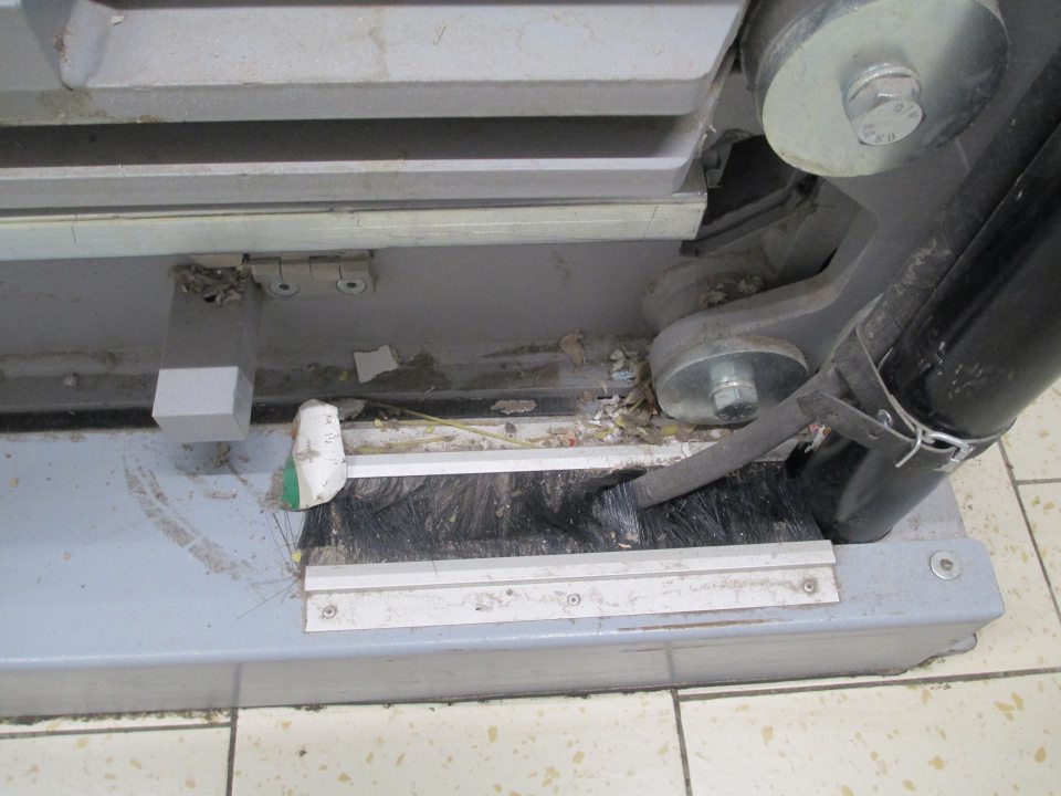 Znečistené zariadenie na lisovanie separovaného odpadu.