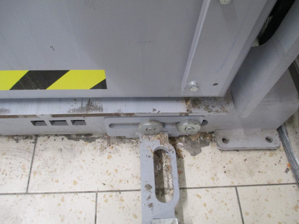 Znečistená podlaha pri zariadení na lisovanie separovaného odpadu.