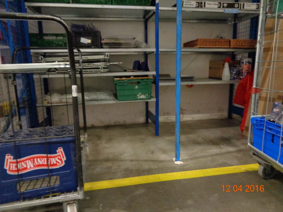 Znečistená stena v suchom sklade prevádzky.