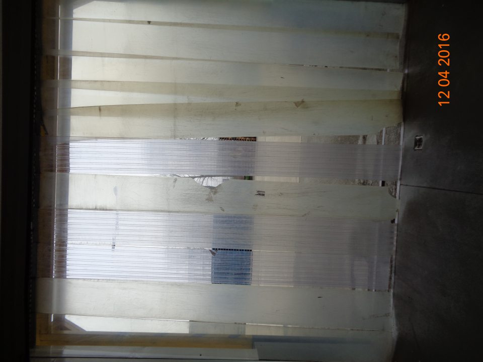 Nedostatočné zabezpečenie proti prieniku škodcov - poškodené plastové lamely na príjmovej rampe prevádzky. 