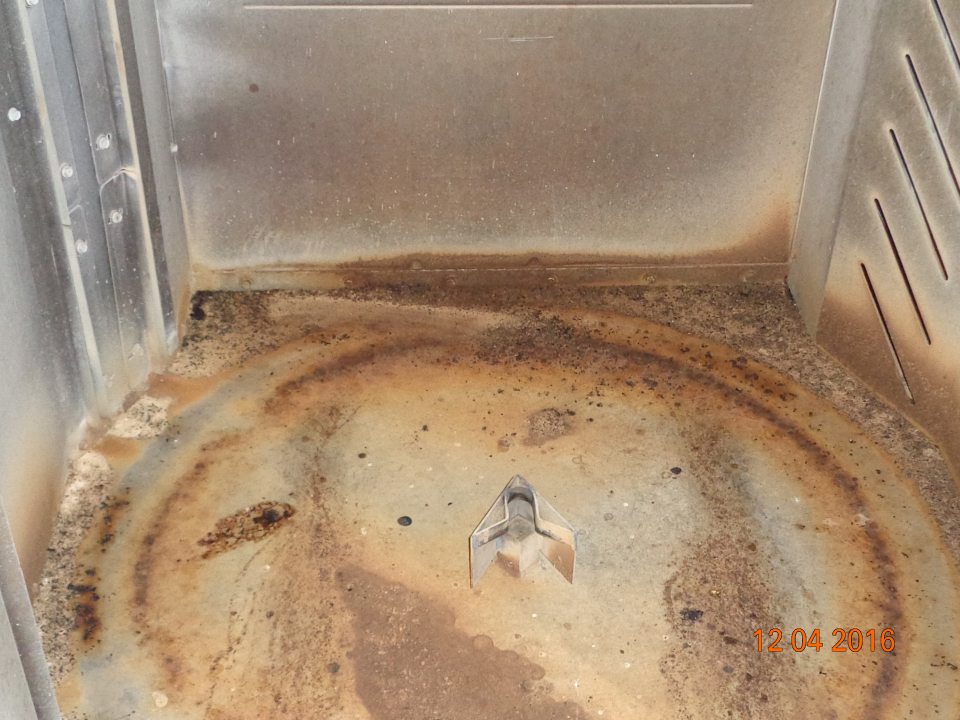 Znečistená pekárenská pec v prevádzke.