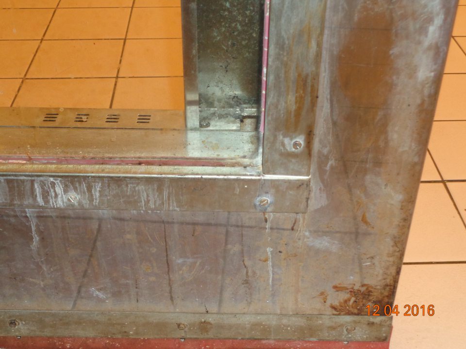 Znečistené dvere pekárenskej peci v prevádzke.