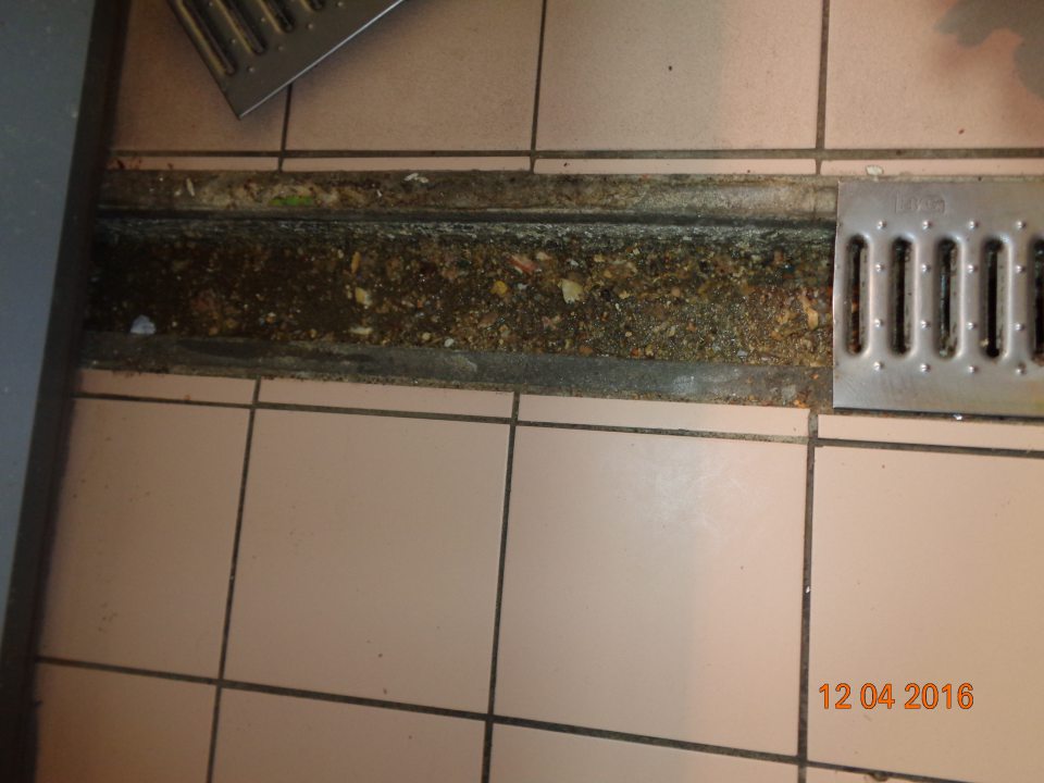 Zanesený žliabok odpadového kanála na oddelení lahôdok - zápach.