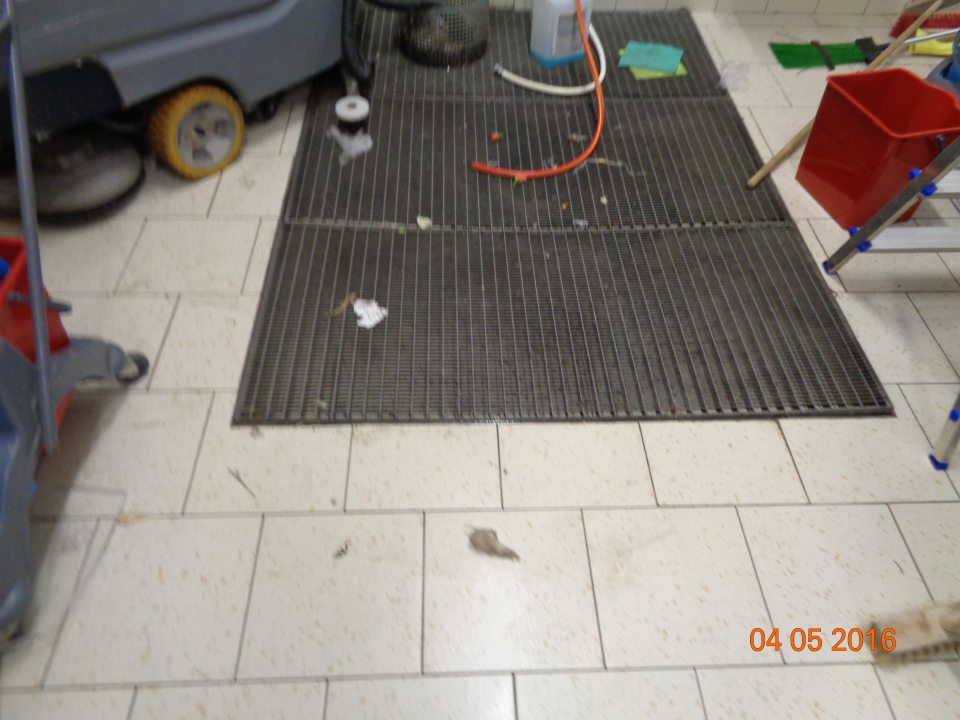 V manipulačnom priestore prevádzky silne znečistená podlaha. 