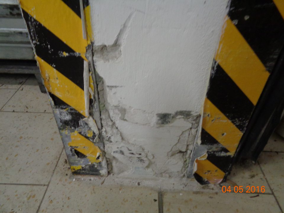 Stena pri únikovom východe prevádzky má poškodený povrch, opdavajúca, rozmrvená omietka.