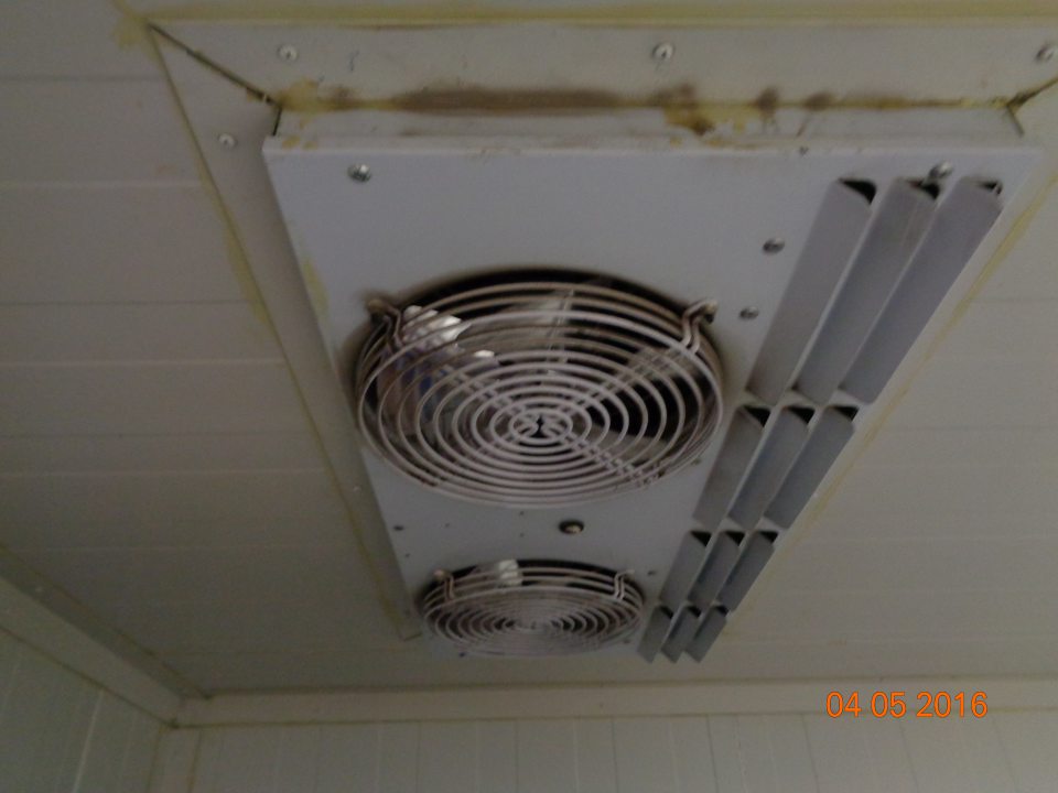 V prevádzke kryt klimatičnej jednotky a mriežky ventilátorov  znečistené nánosmi prachu a nečistôt hnedej farby. 