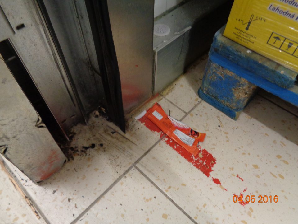 V prevádzke podlaha silne znečistená zvyškami obalového materiálu a nánosmi zastaranej špiny.