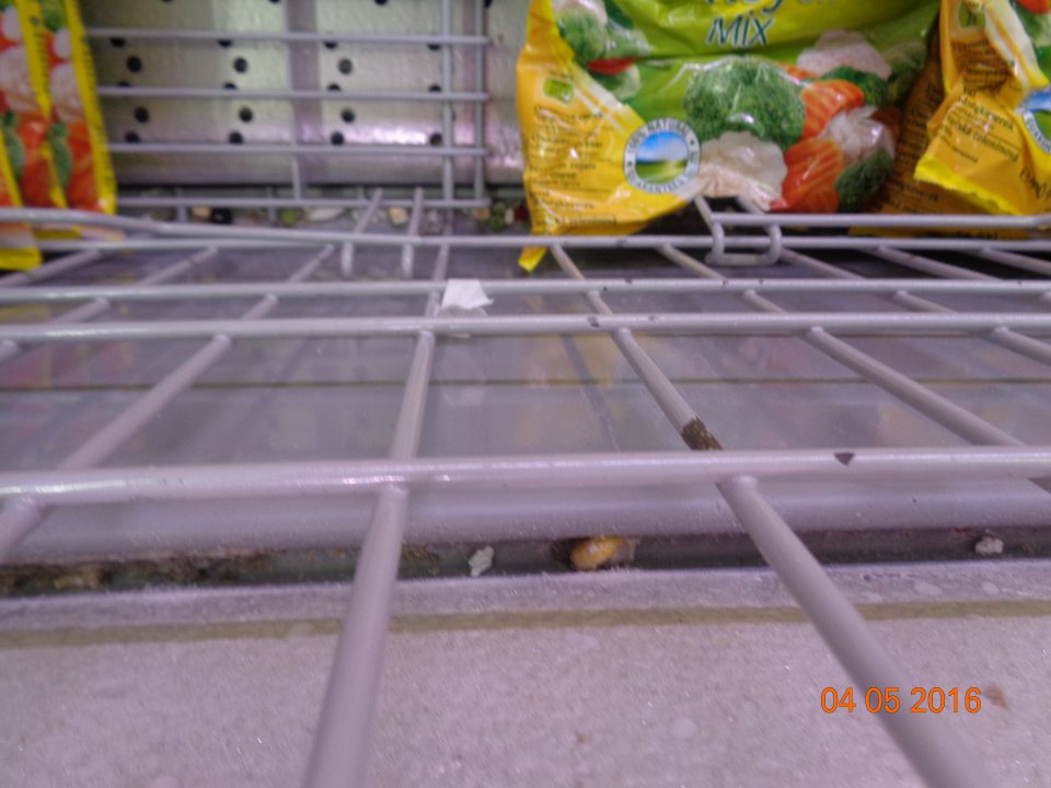 Dno maziaceho boxu na predajnej ploche je znečistené zvyškami skladovaných potravín, prachom a drobnými nečistotami.