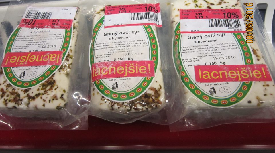 Nesprávne označenie výrobkov v predajni umiestnených v kútiku zliav.