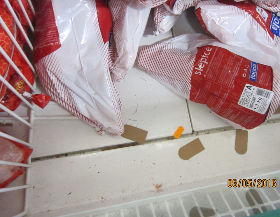 Znečistené mraziace zariadenie na predajnej ploche.