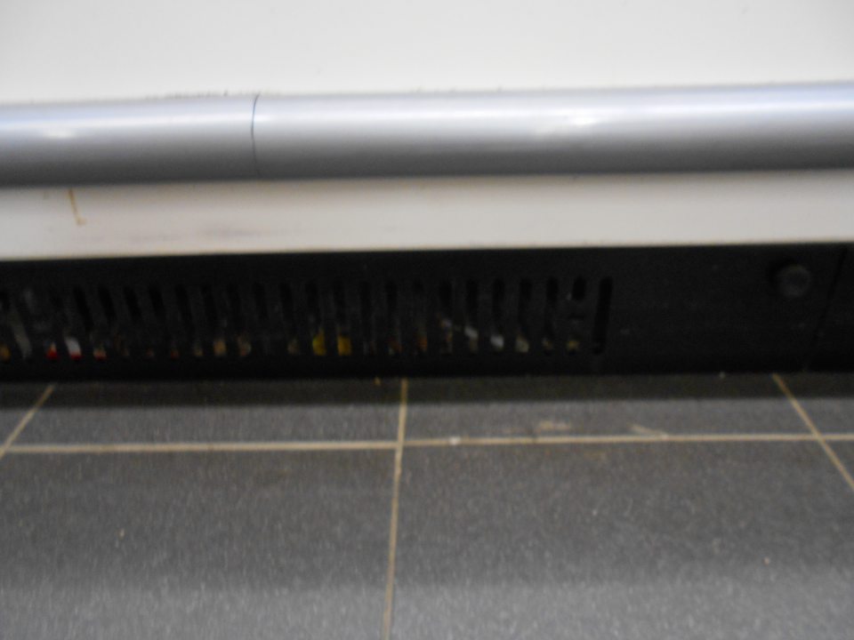 Na predajni znečistenie za ochrannou mriežkou chladiacej vitríny.