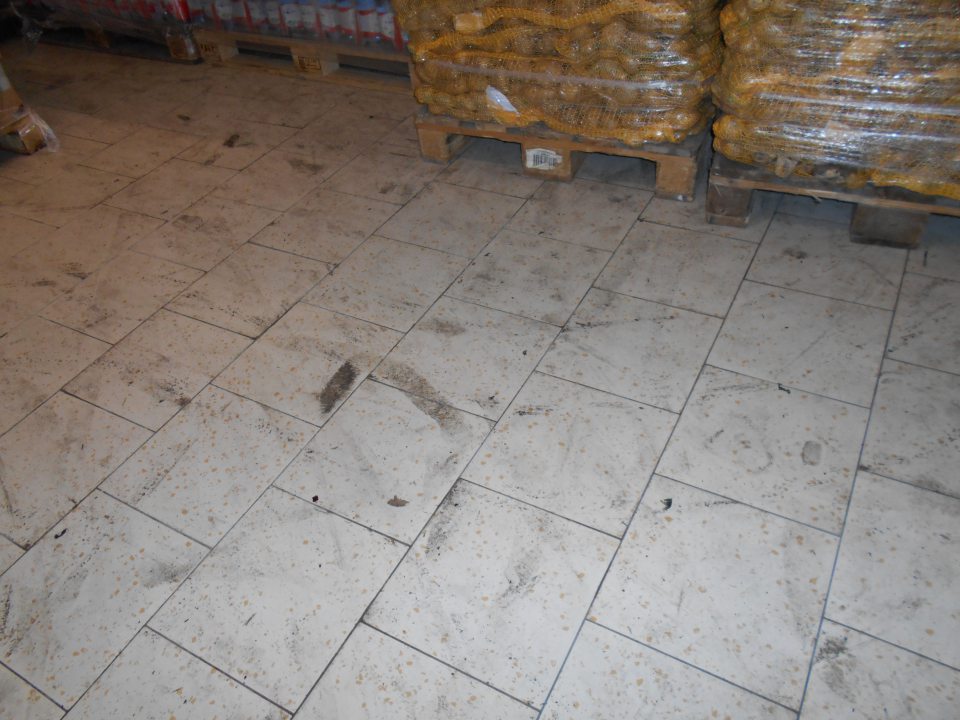 znečistená podlaha v skladovacom priestore