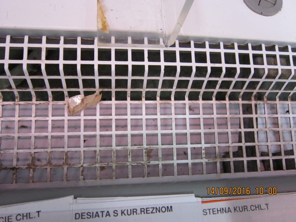 Znečistenie pod mriežkou v chladiacom zariadení prevádzky.