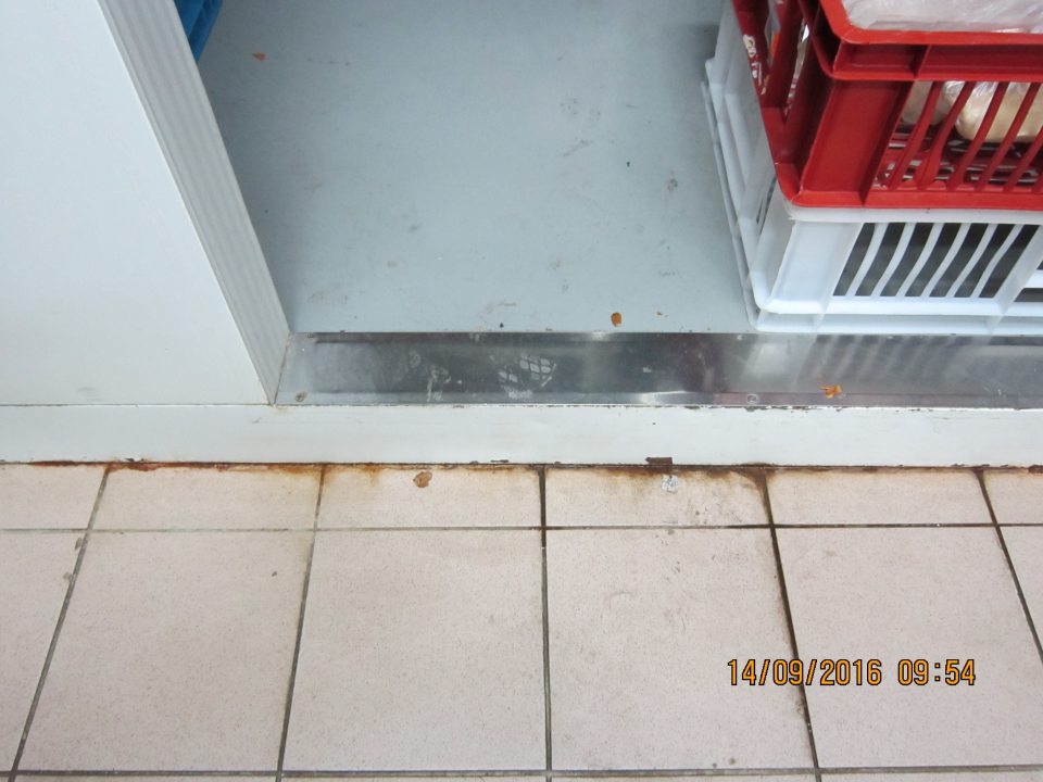 V prevádzke zistený vytekajúci kondez z chladiaceho boxu.