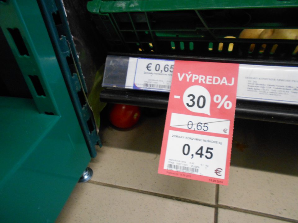 Znečistený priestor pod regálmi so zeleninou, na predajnej ploche