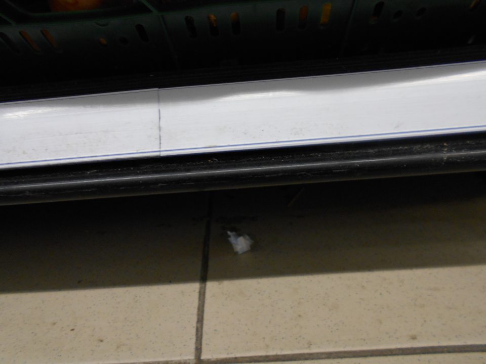 Znečistený priestor pod regálmi so zeleninou, na predajnej ploche