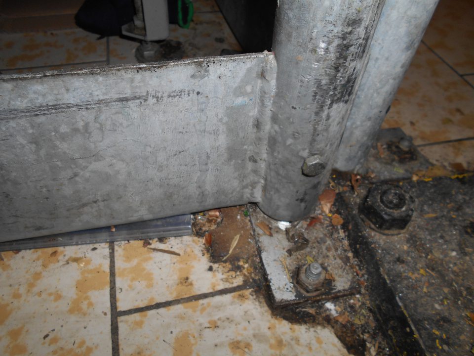 Znečistená podlaha v sklade.