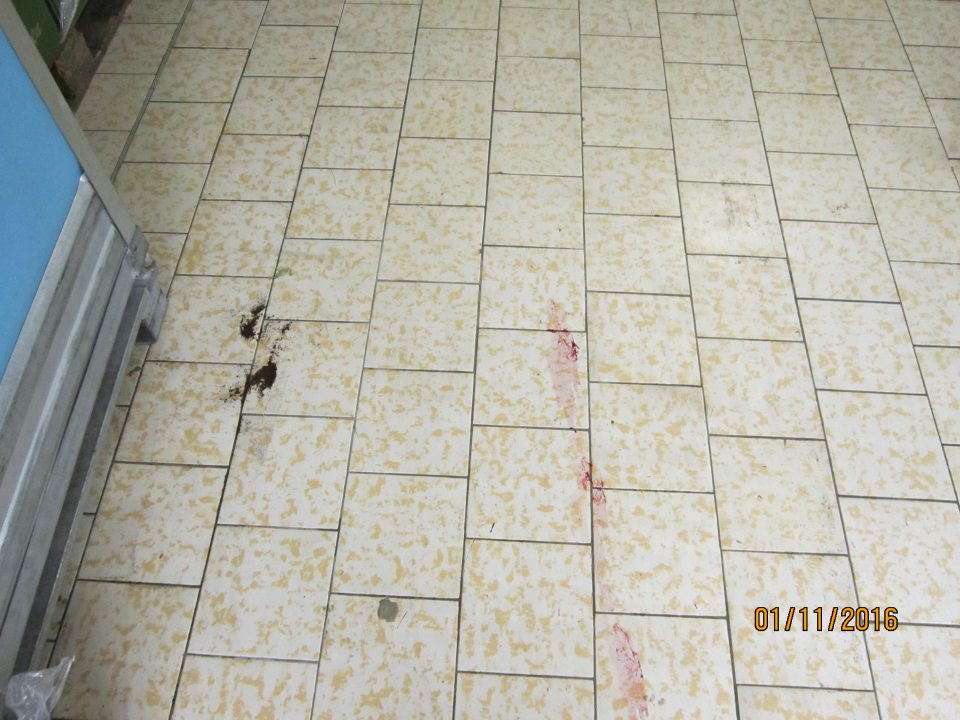 V sklade suchých potravín znečistená podlaha