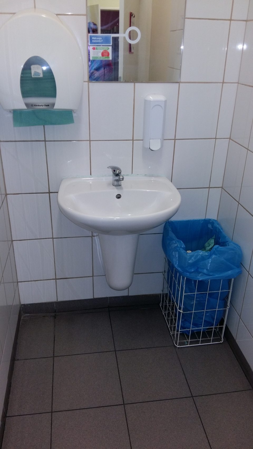V predsieni pánskeho i dámskeho WC bola prítomná neuzatvárateľná nádoba na odpad.