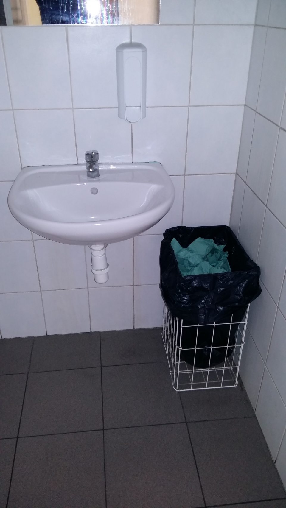 V predsieni pánskeho i dámskeho WC bola prítomná neuzatvárateľná nádoba na odpad.