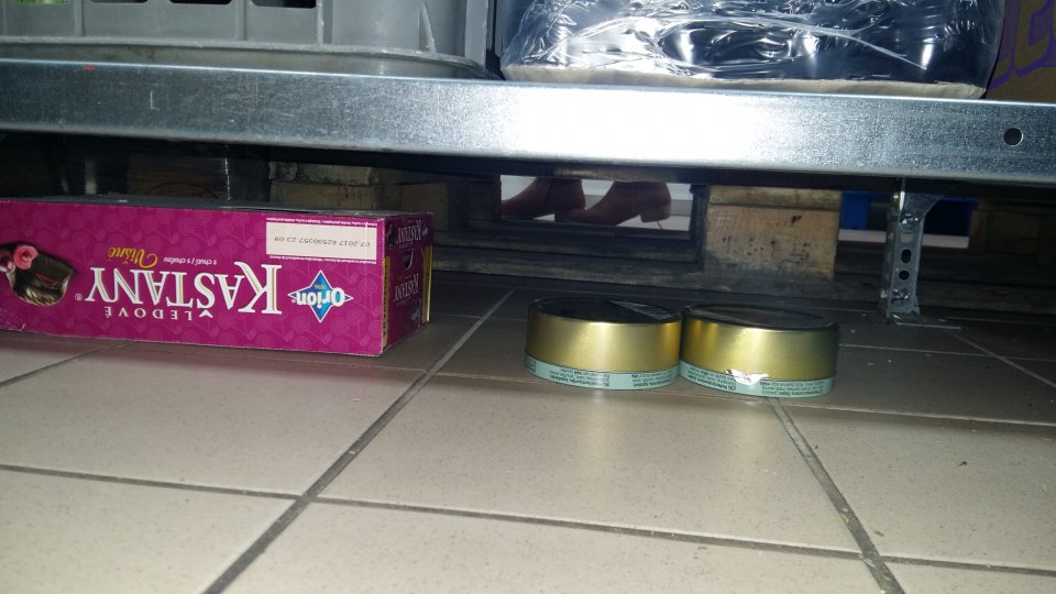 Popadaný tovar pod regálmi v sklade.