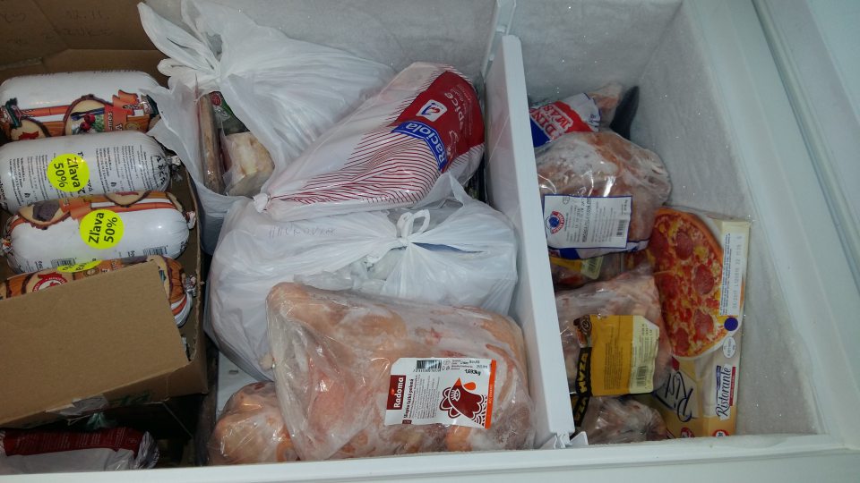 Mäsové výrobky vyradené z obehu a určené na iný než pôvodný účel (vratky) boli v sklade uchovávané v mraziacom zariadení spolu s výrobkami určenými na predaj a neboli zreteľne označené.