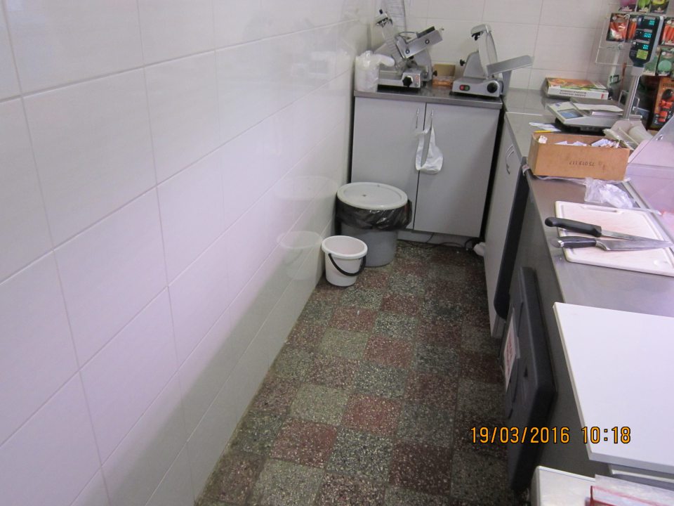 V prevádzke vedro s vodou pri pulte na krájanie mäsových a mliečnych výrobkov namiesto umývadla.