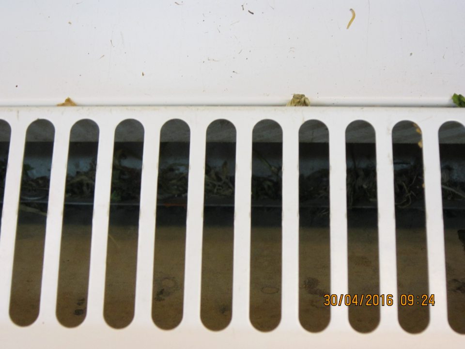 Nečistoty pod mriežkami chladiaceho zariadenia zeleniny