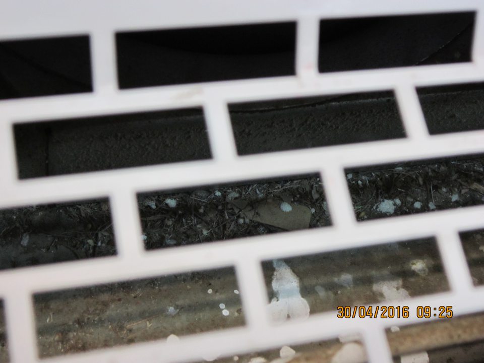 Nečistoty po mriežkami chladiaceho zariadenia mliečnych výrobkov