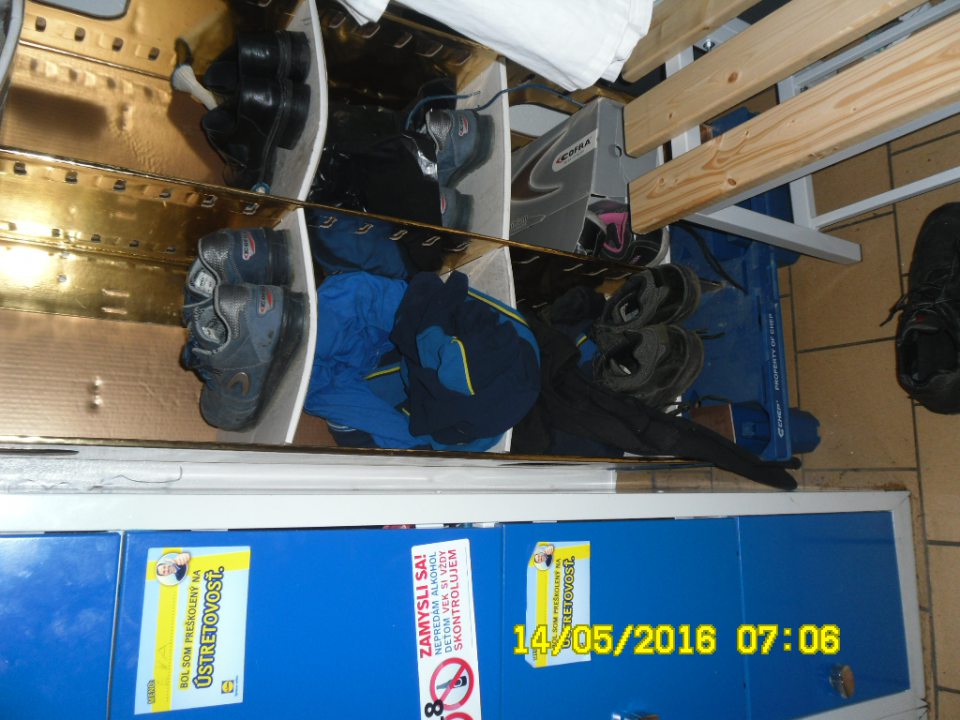 Pracovný odev nevhodne odložený medzi znečistenou obuvou